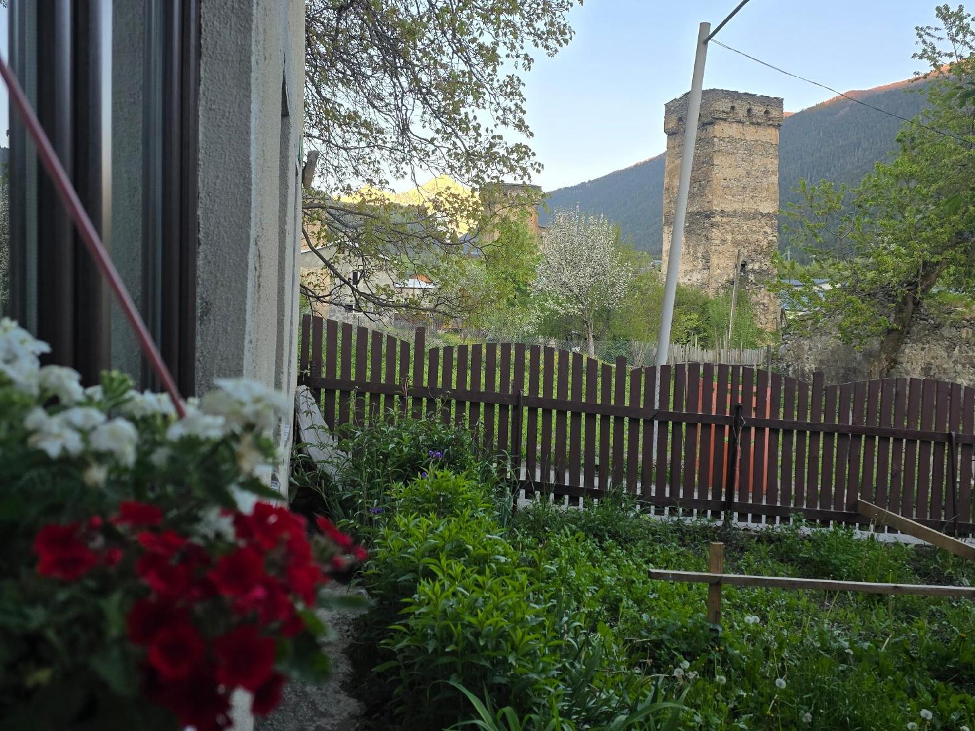 Ailama Guesthouse Mestia Exterior photo